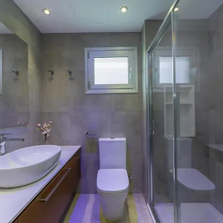 Imagine You And Your Family Renting This Perfect Beachfront Apartment, 1388